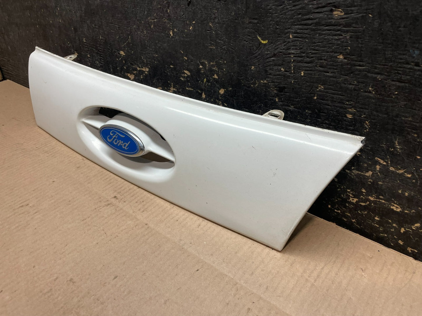 1986 to 1988 Ford Taurus Rear Trunk Lift Gate Tail Gate Molding  Z8413 DG2