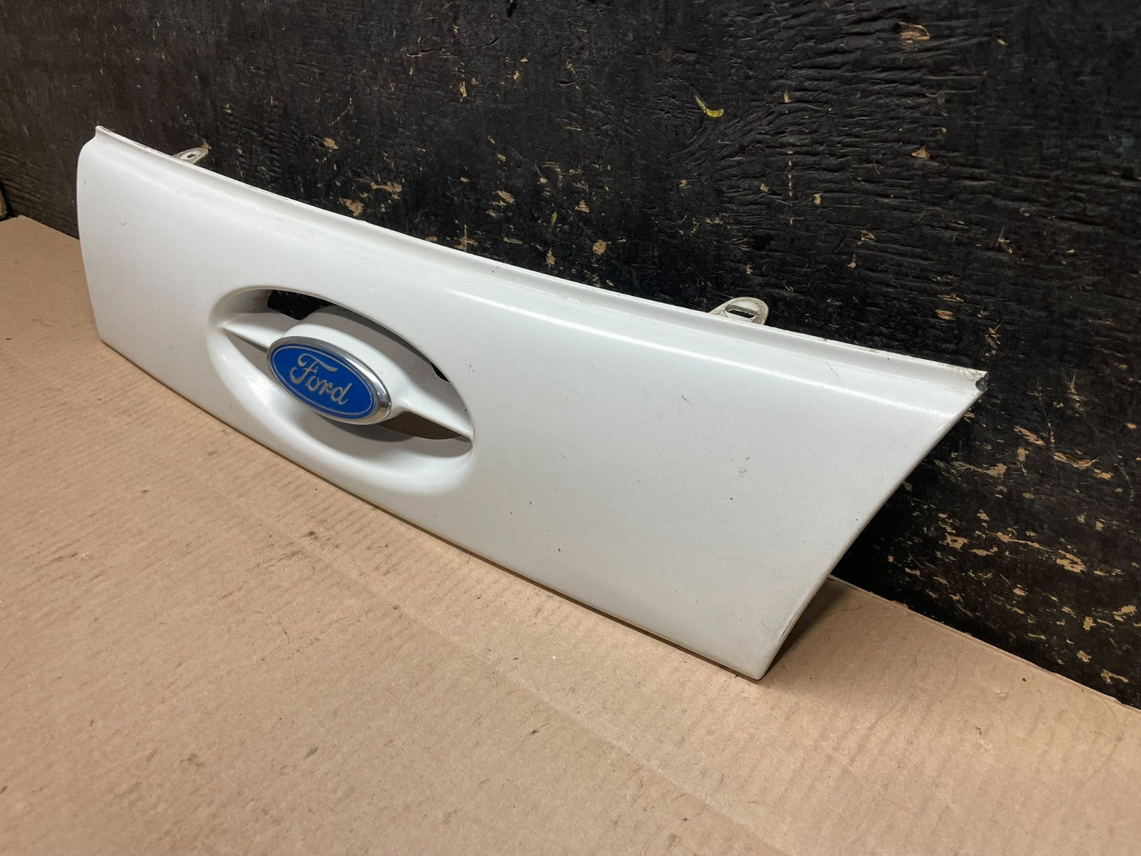 1986 to 1988 Ford Taurus Rear Trunk Lift Gate Tail Gate Molding  Z8413 DG2