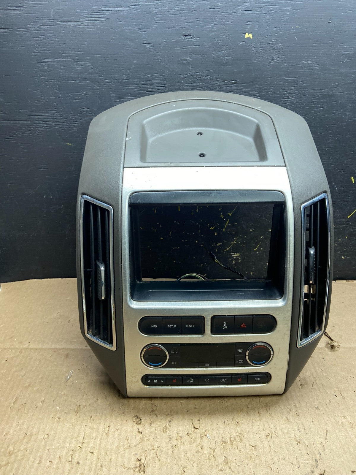 2007 - 2010 Ford Edge Heater Climate Control Radio Control Dash Bezel Y7810 DG0