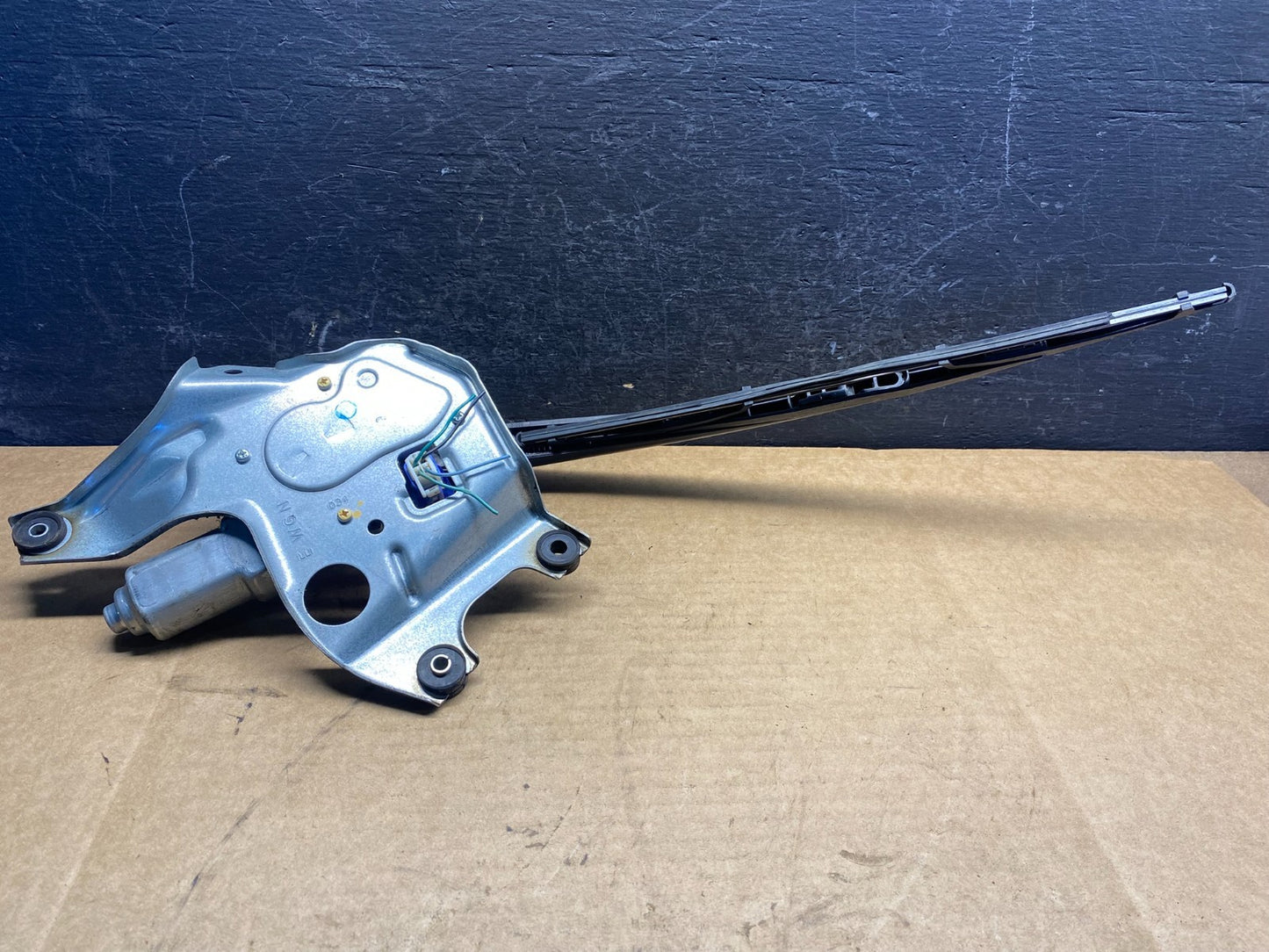 2010 to 2014 Subaru Outback Rear Windshield Wiper Motor AD75335