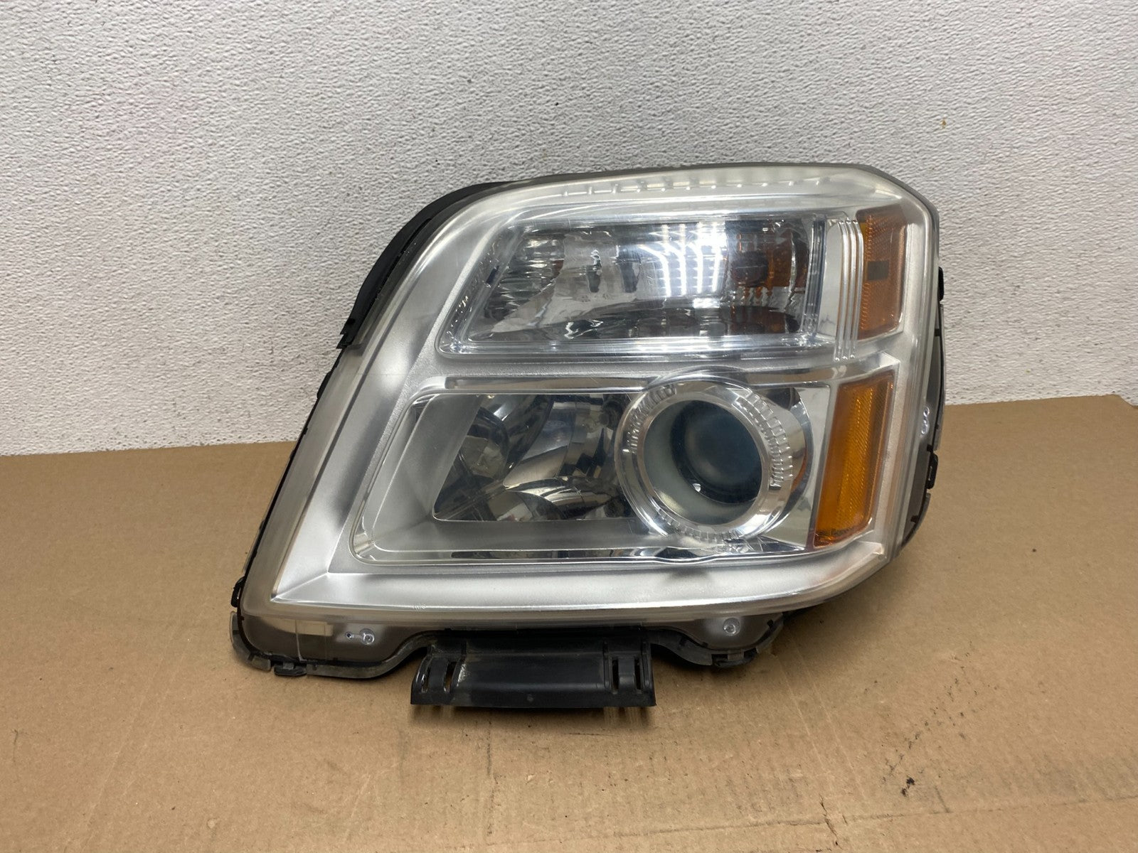 2010 to 2015 GMC Terrain Halogen Left Driver Lh Side Headlight AE6668 DW0