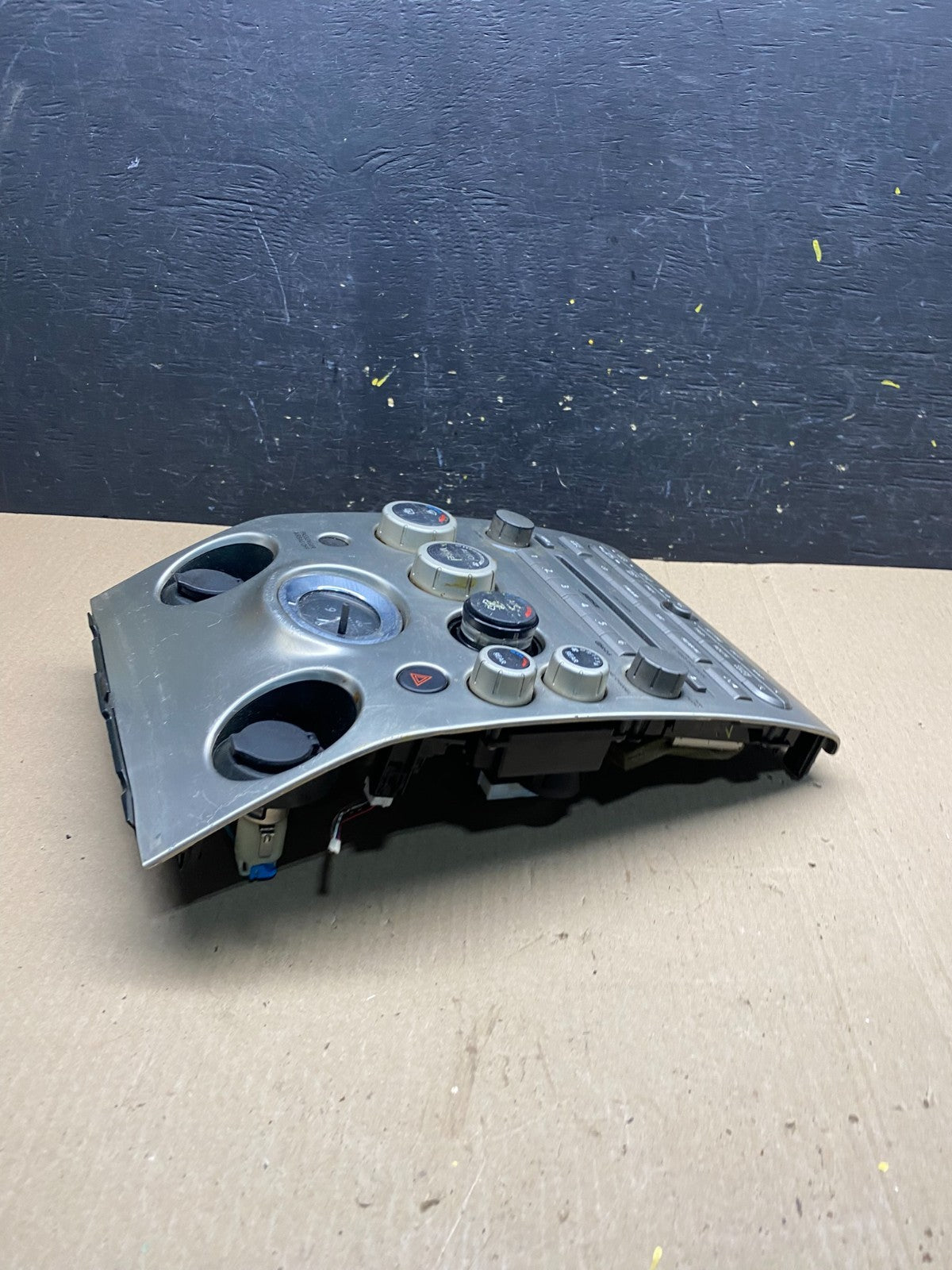 2004 to 2007 Infiniti QX56 Radio Player Climate Control Panel Bezel Z7167 DG2