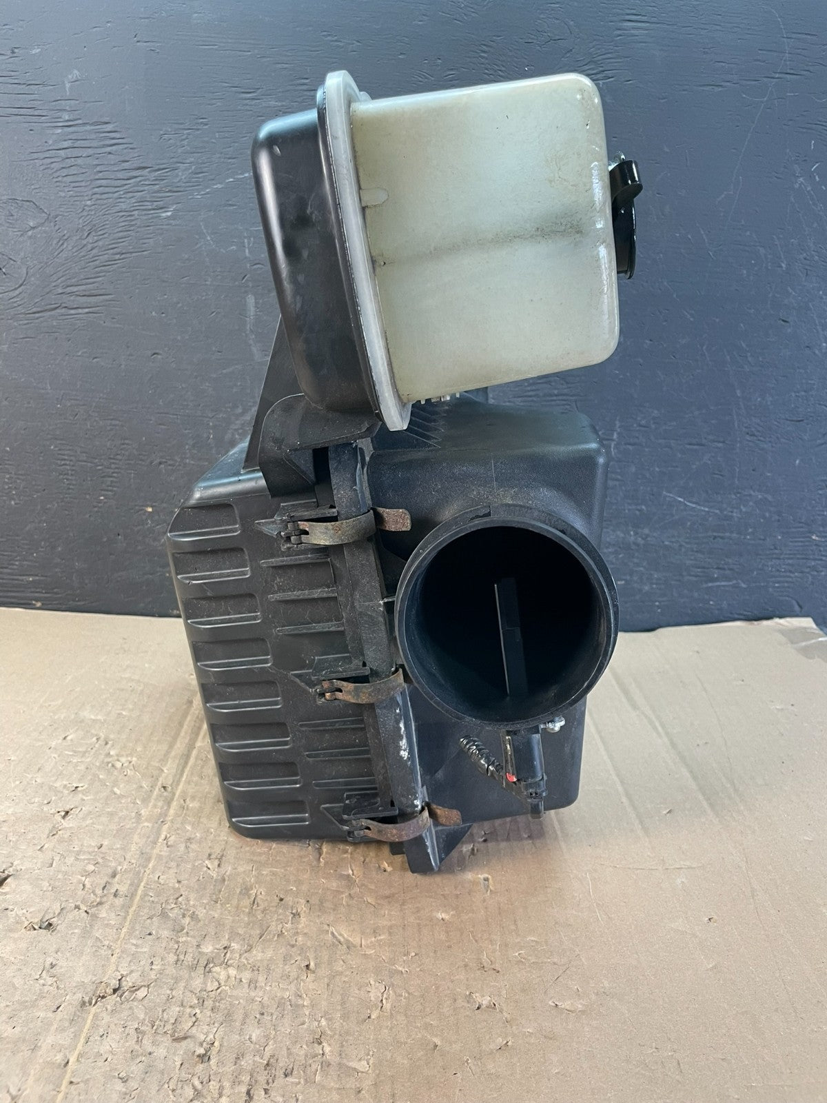 2009 to 2010 Ford Expedition Air Intake Cleaner Box Coolant Bottle AD8270 DG1