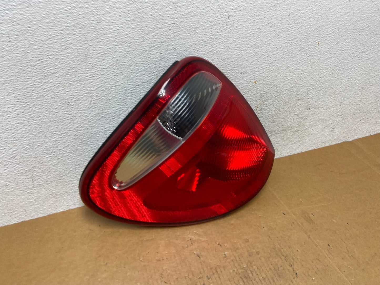 2004 to 2007 Dodge Grand Caravan Left Driver Lh Tail Light AE0523 LK2