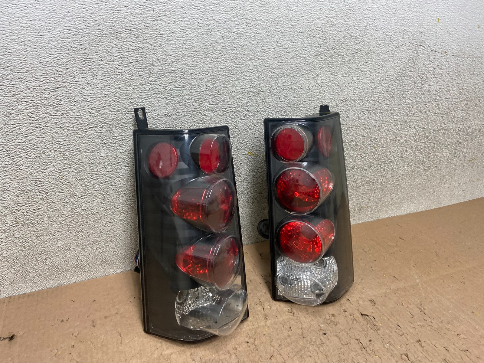 1996-2002 GMC Savana Express 1500 Van Left+Right Set Black Tail Lights Y4987 DG2