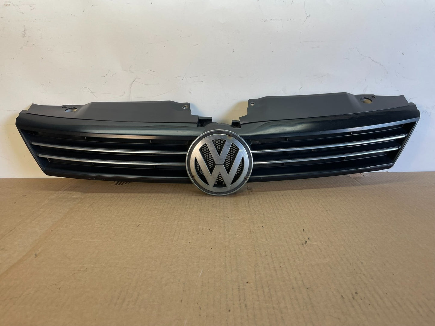 2011 to 2014 Volkswagen Jetta Sedan Front Upper Grille Grill AG3159 DG0