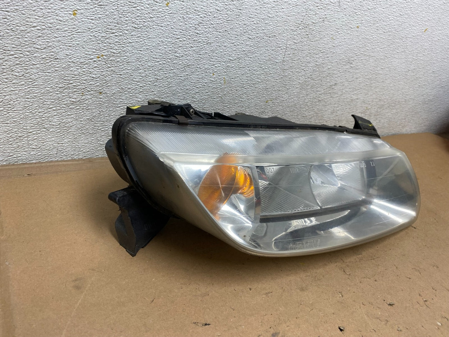 2000 to 2002 Saturn L Series Headlight Right RH Passenger Side H3185 DG12