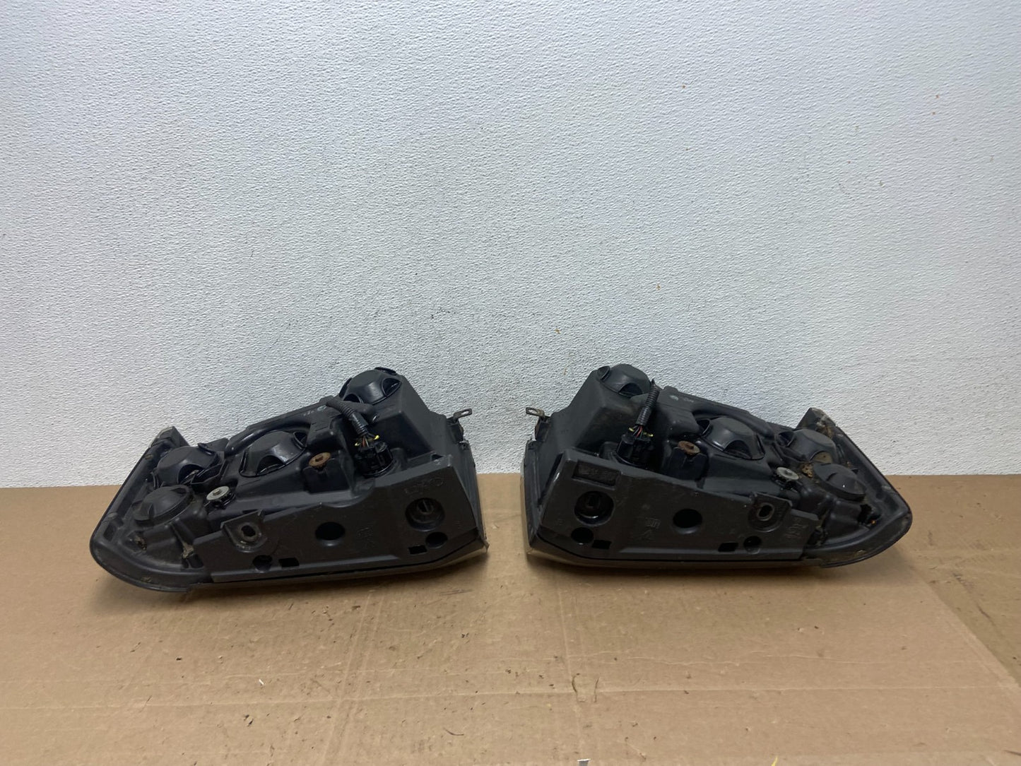 2003 - 2004 Land Rover Discovery Left+Right Set Halogen Headlights AE6028 DG10