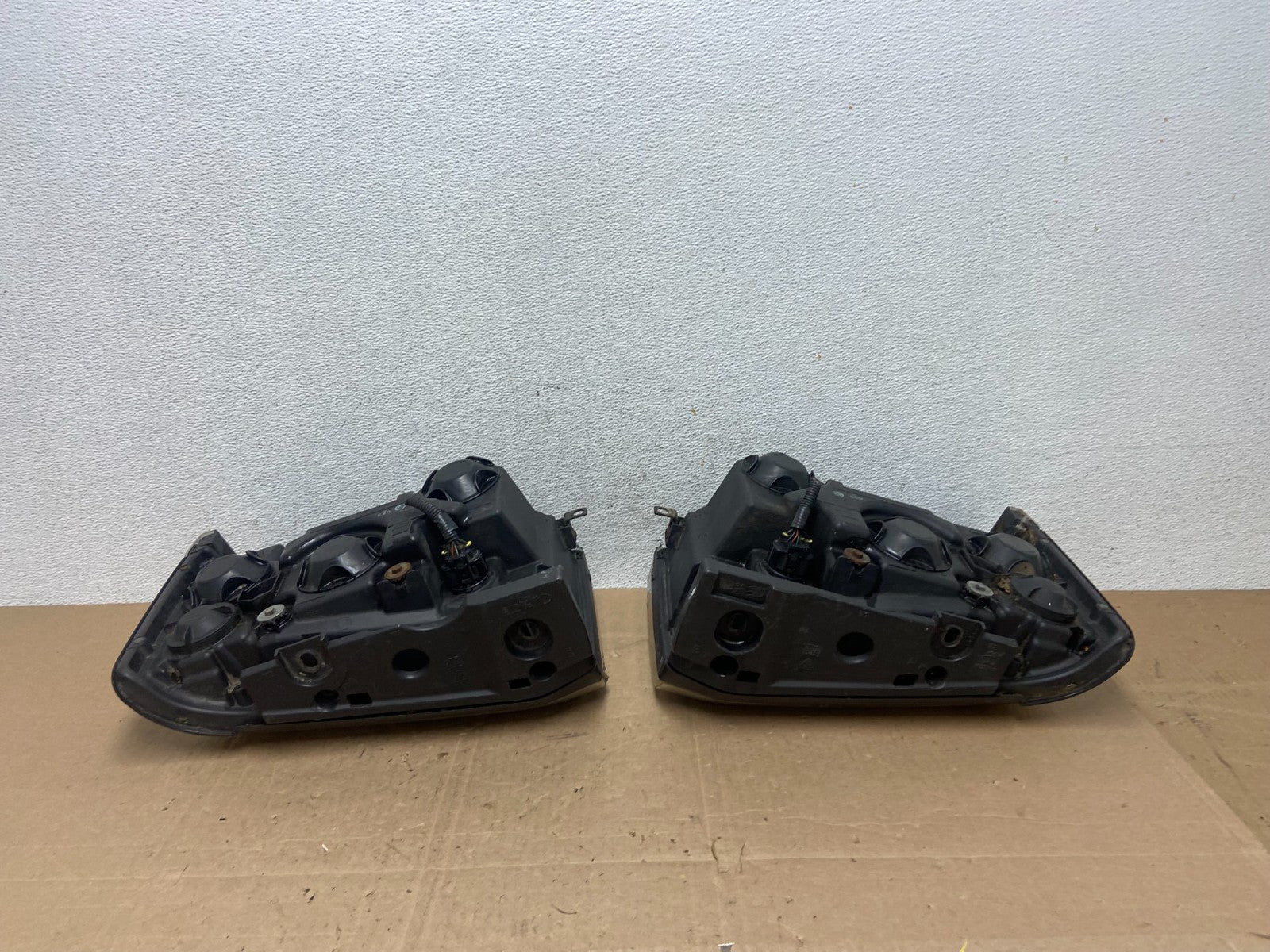 2003 - 2004 Land Rover Discovery Left+Right Set Halogen Headlights AE6028 DG10