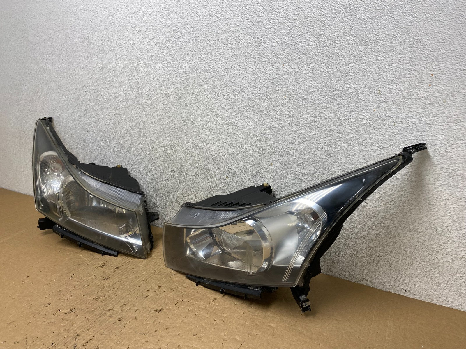 2011 to 2015 Chevrolet Cruze Halogen Left+Right Set Headlights AF8210 DW1