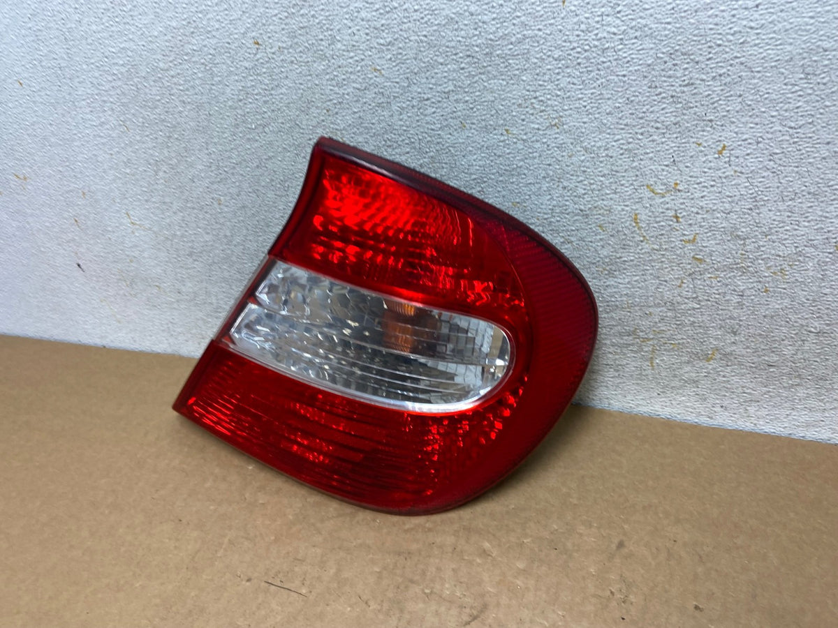 2002 2003 2004 Toyota Camry Tail Light Right Passenger Rh Side AI3360 LK1