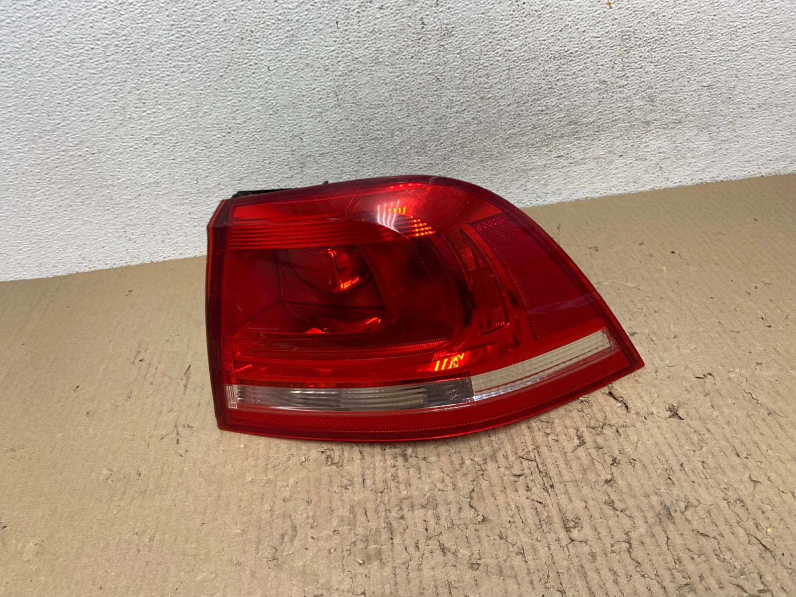 2011-2014 Volkswagen Touareg Right Passenger Side Rh Tail Light AF2957 LK0