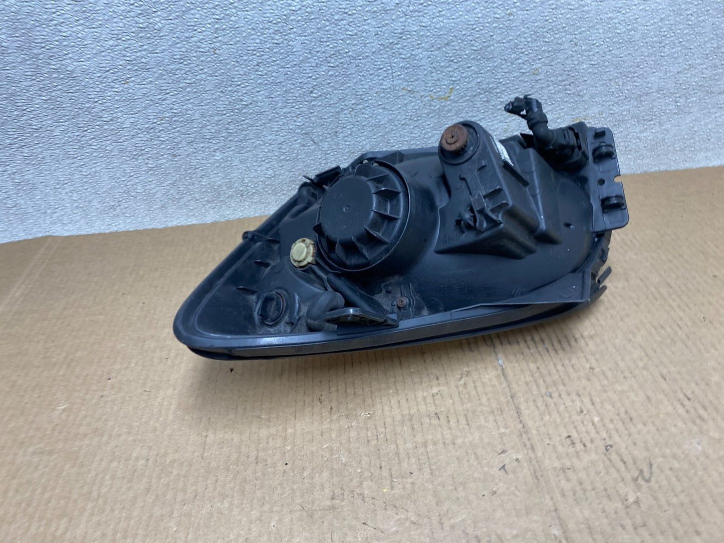 2005 to 2006 Kia Sportage Right Passenger RH Halogen Headlight OEM W3830 DW8