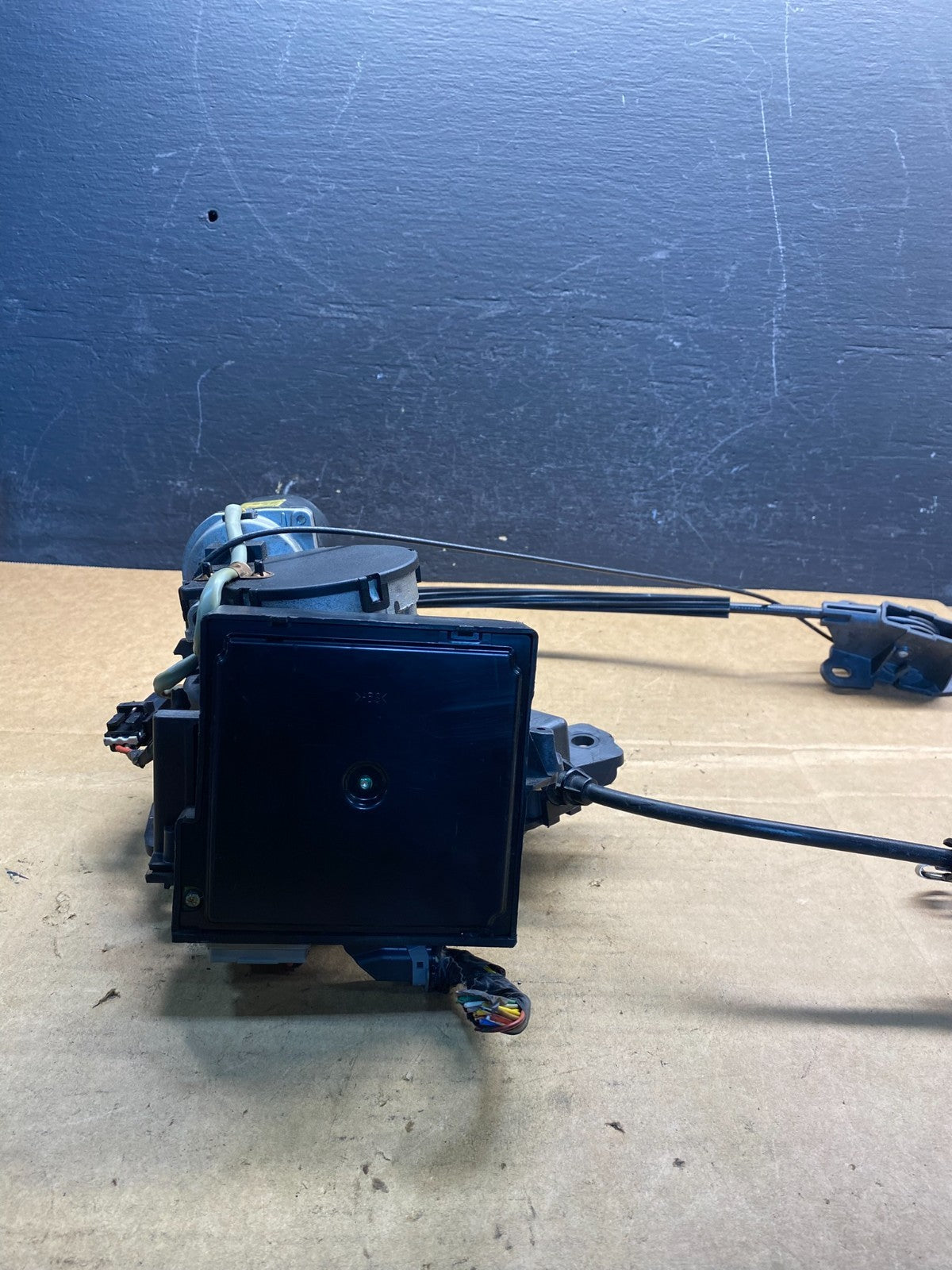 2007-2014 Kia Sedona Right Electric Power Sliding Door Motor Regulator AD73694