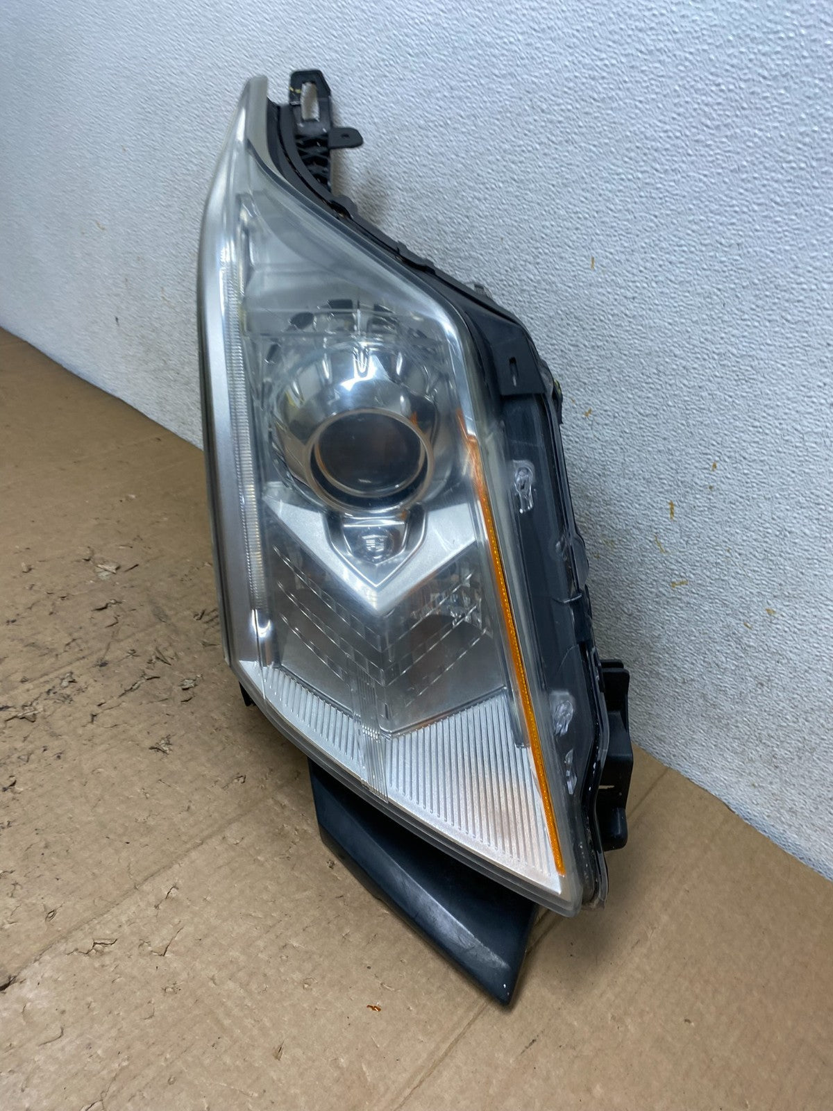 Xenon 2010 to 2016 Cadillac SRX Right Passegner Side Headlight AI9381 LK1