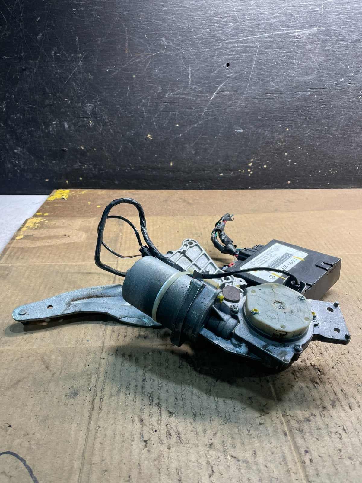 GMC Acadia Yukon Tahoe  Rear Trunk Liftgate Power Motor Actuator OEM y7386 DG1