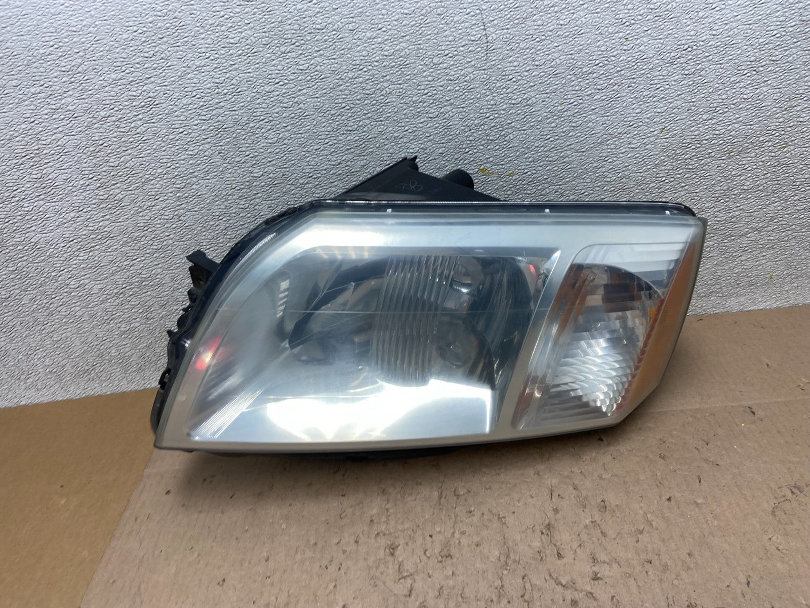 2004 - 2008 Mitsubishi Endeavor Headlight Left Driver Lh Side OEM Z6353 DW0
