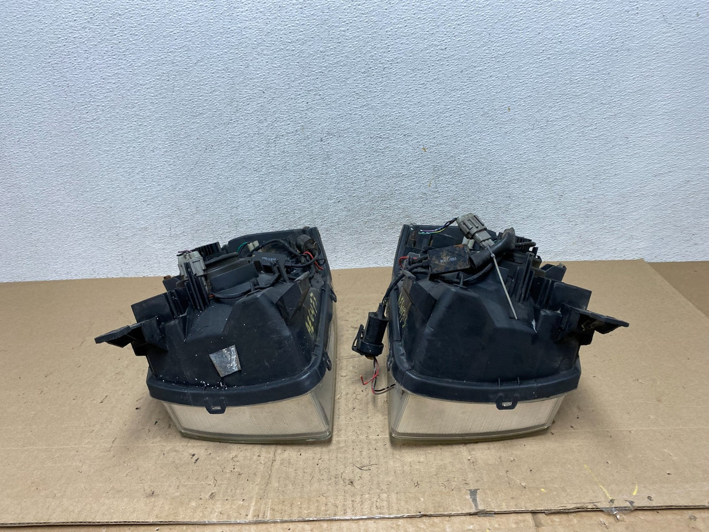 2001 to 2004 Nissan Frontier Left+Right Halogen Headlights AE6473 DW8