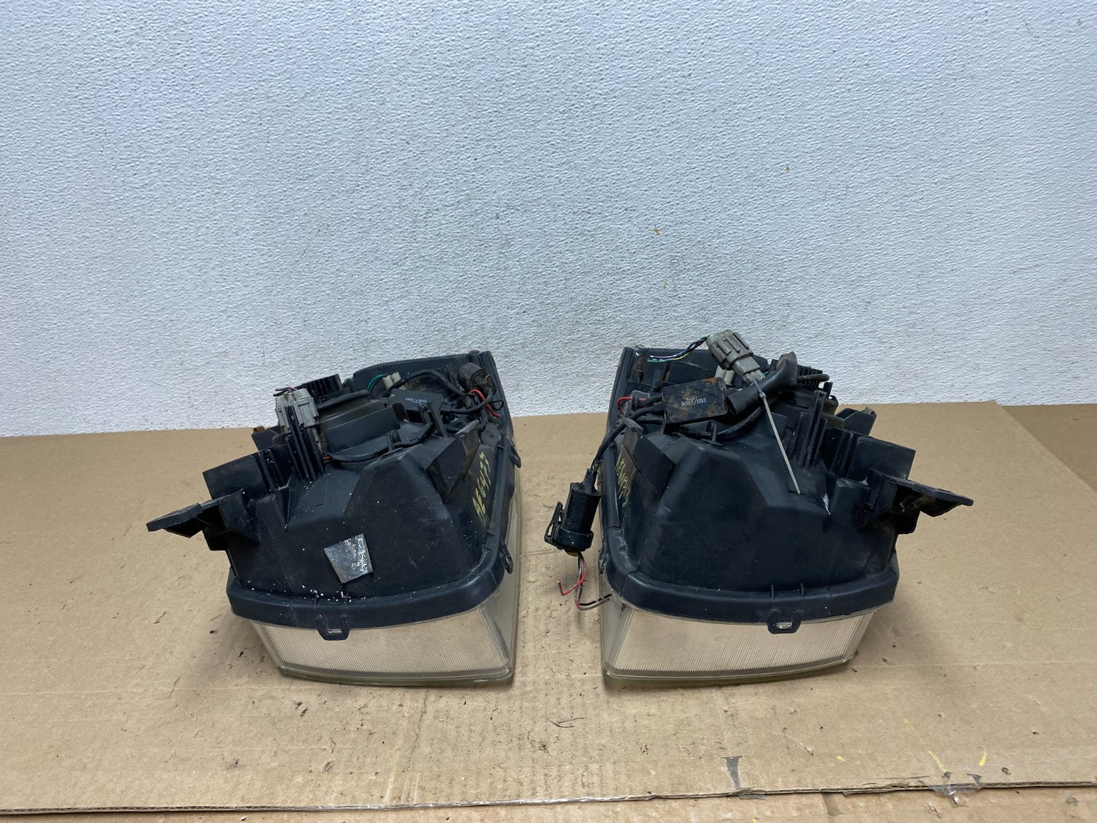 2001 to 2004 Nissan Frontier Left+Right Halogen Headlights AE6473 DW8