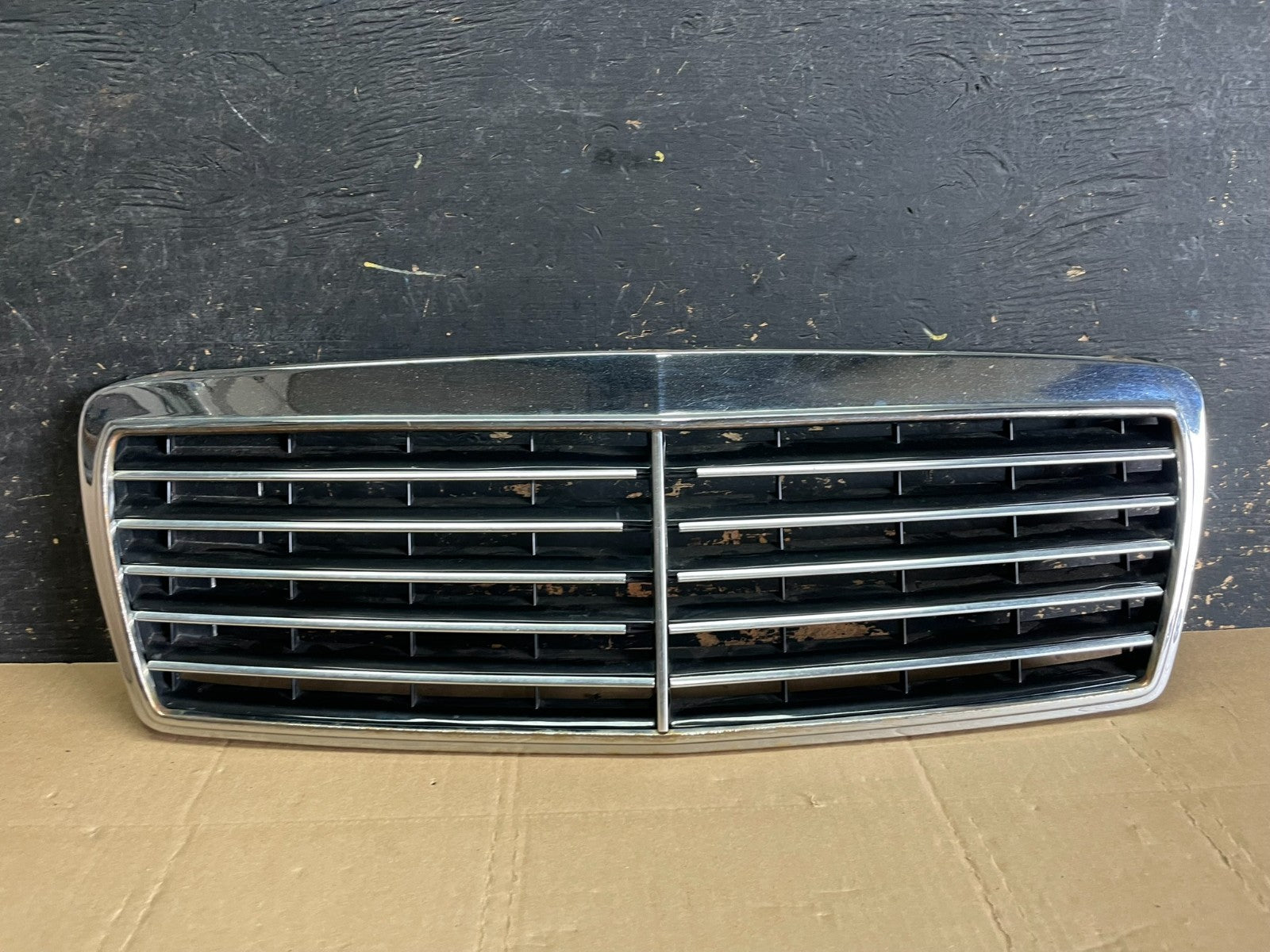 1996 to 1999 Mercedes Benz E320 Front Grill Grill 2108880123 AA88260