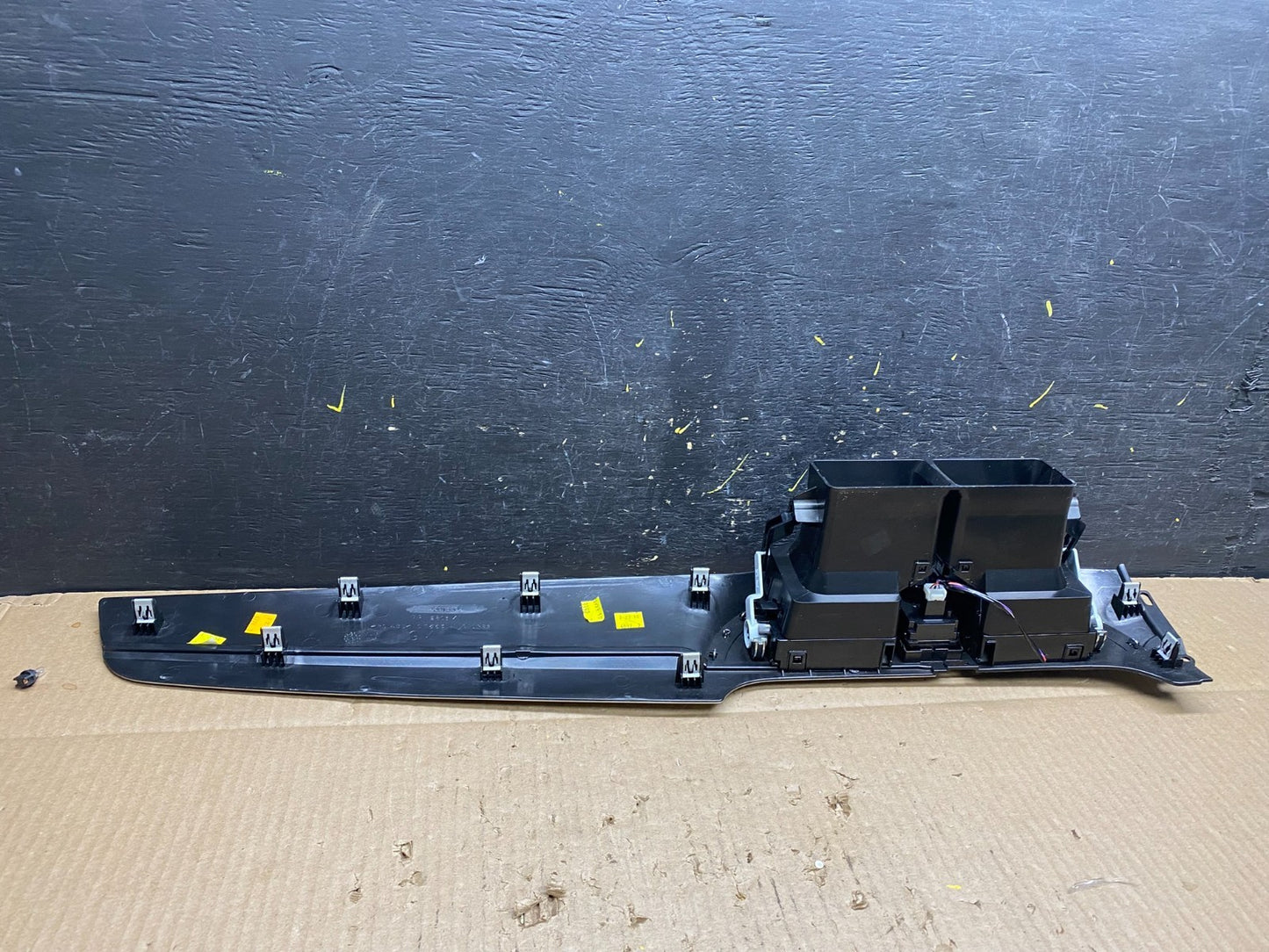 2008 to 2017 Buick Enclave Dash Center Clock Bezel Air Vent Trim Oem V1546 DG4