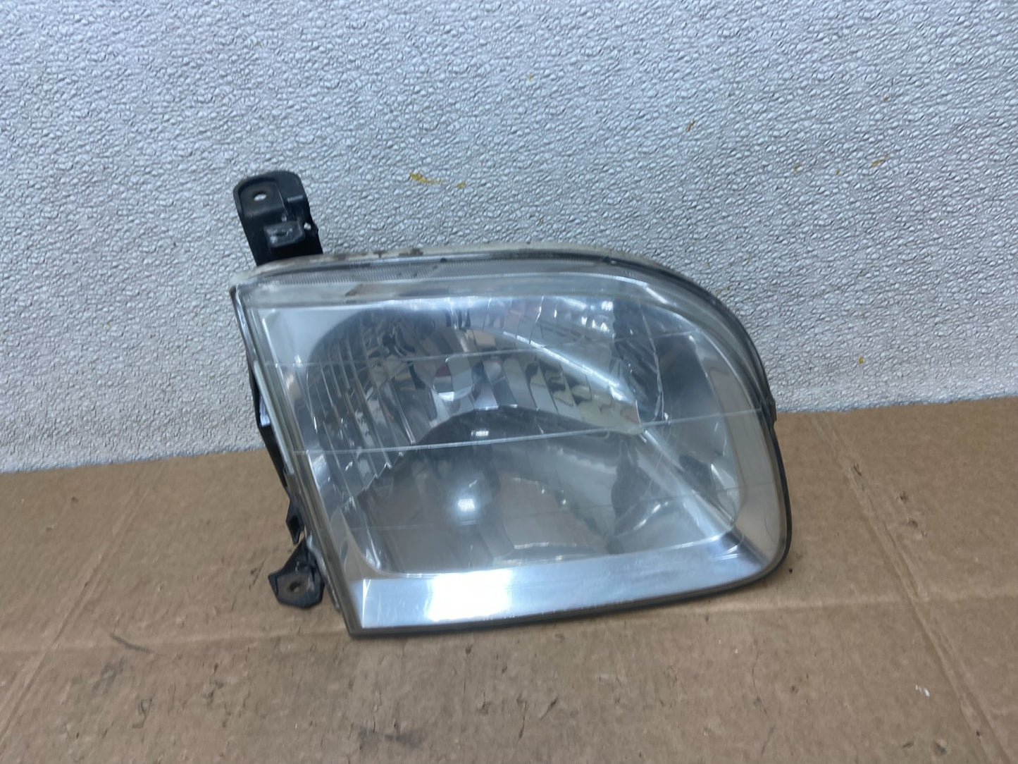 2001 to 2004 Toyota Sequoia Right Passenger RH Side Headlight Halogen Y8803 DW0