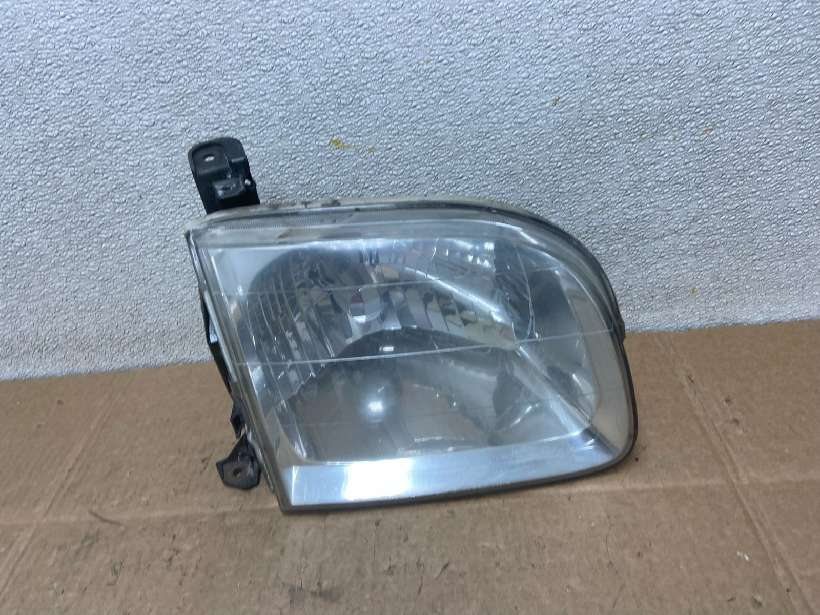2001 to 2004 Toyota Sequoia Right Passenger RH Side Headlight Halogen Y8803 DW0