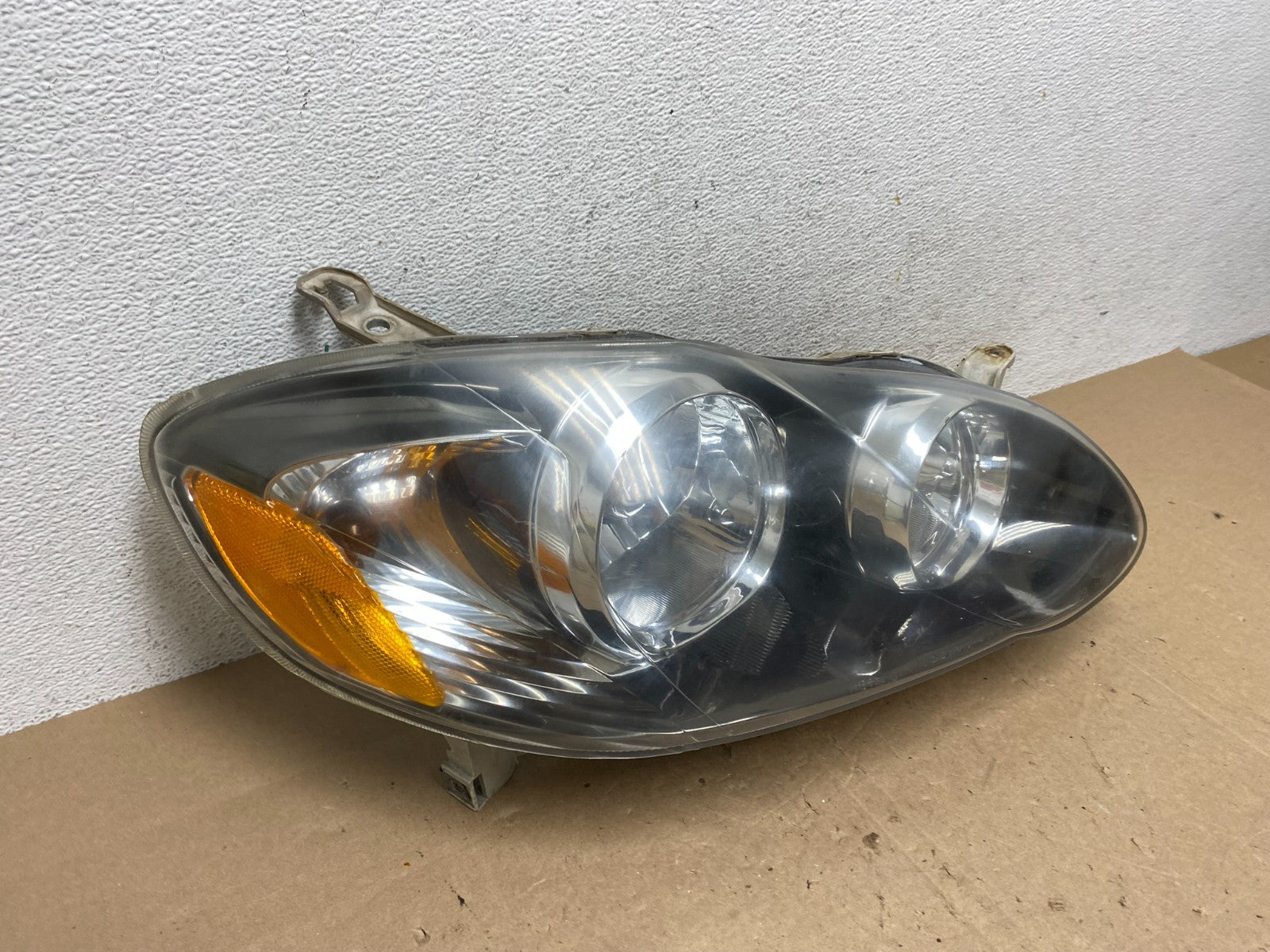 2005 to 2008 Toyota Corolla Right Passenger RH side Headlight AE5954 DW2