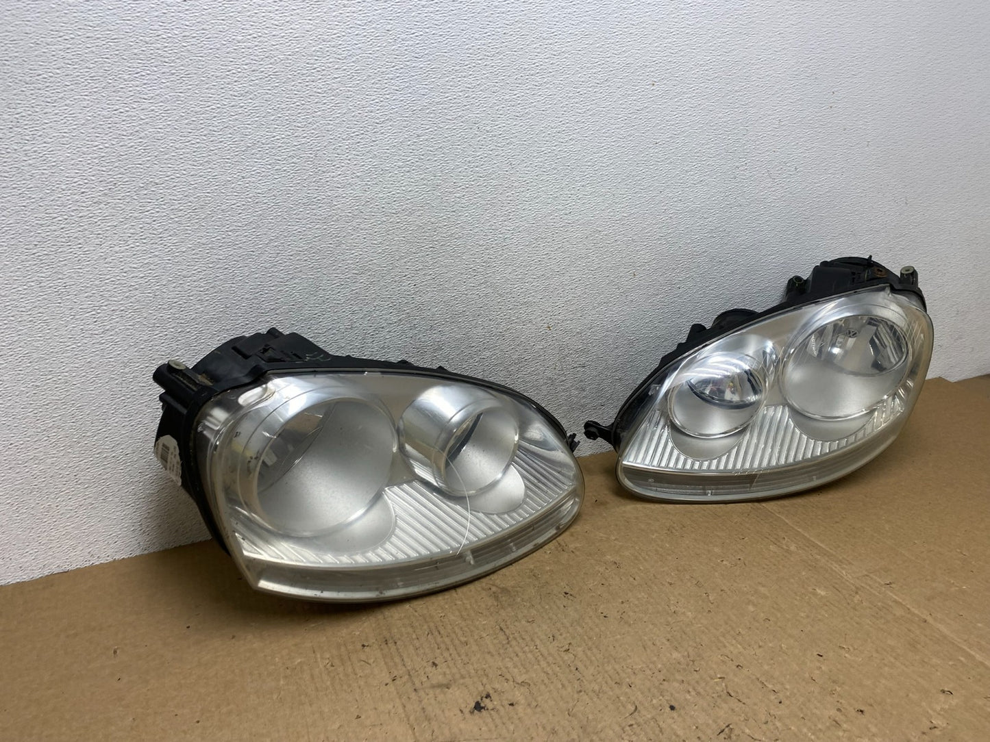 2005 to 2010 Volkswagen Jetta Left+Right Side Headlights Halogen AF9869 DW2