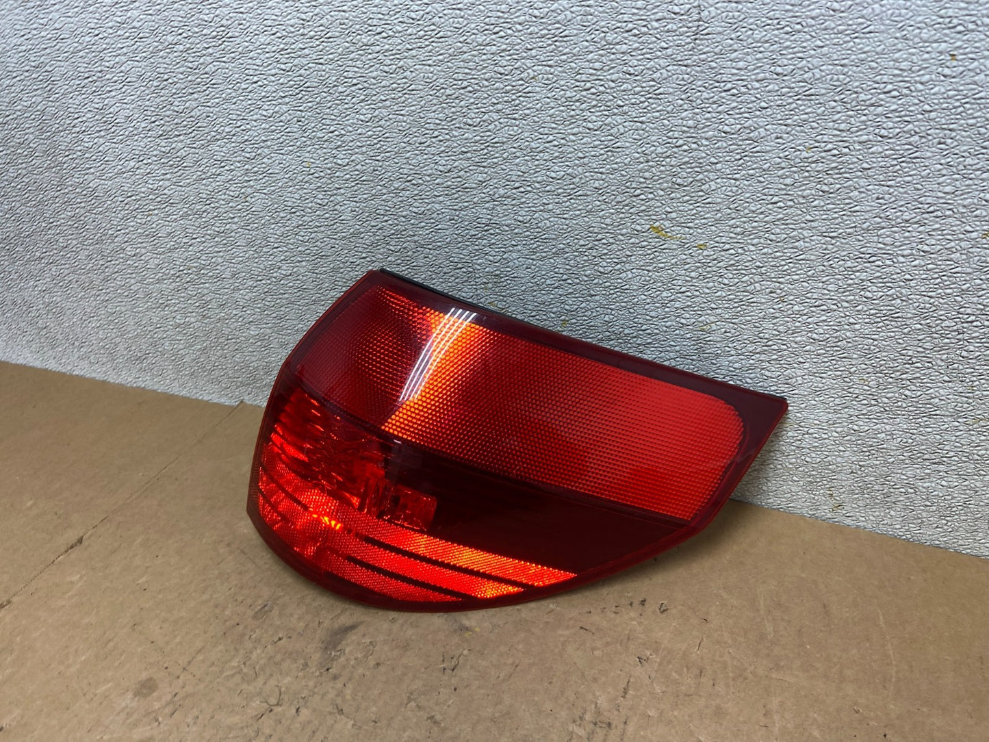 2004-2005 Toyota Sienna Right Passenger Rh Side Tail Light TYC Z7799 DW1