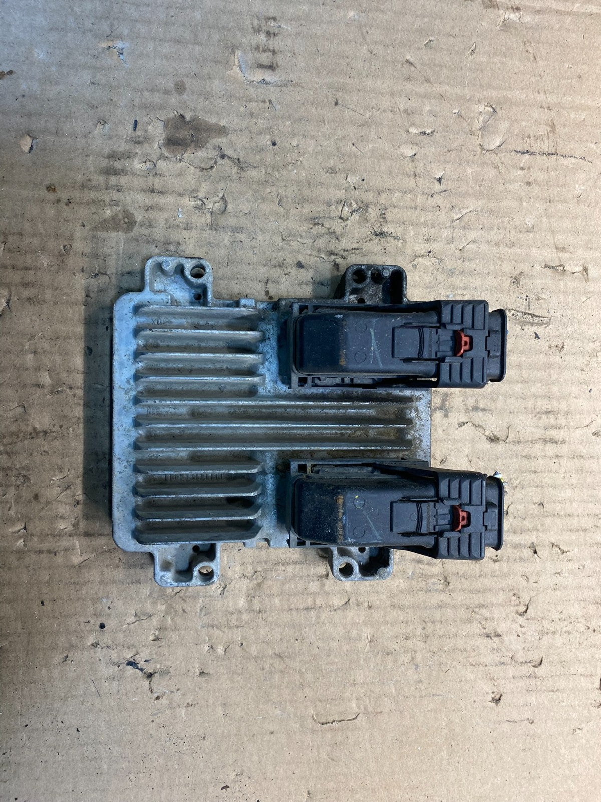 2010 to 2013 Chevrolet Silverado Yukon Engine Control Module ECM ECU AE8031 DW0