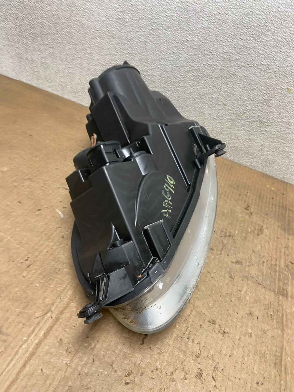 2005 to 2010 Volkswagen Jetta Right Passenger RH Side Headlight Halogen AA69108