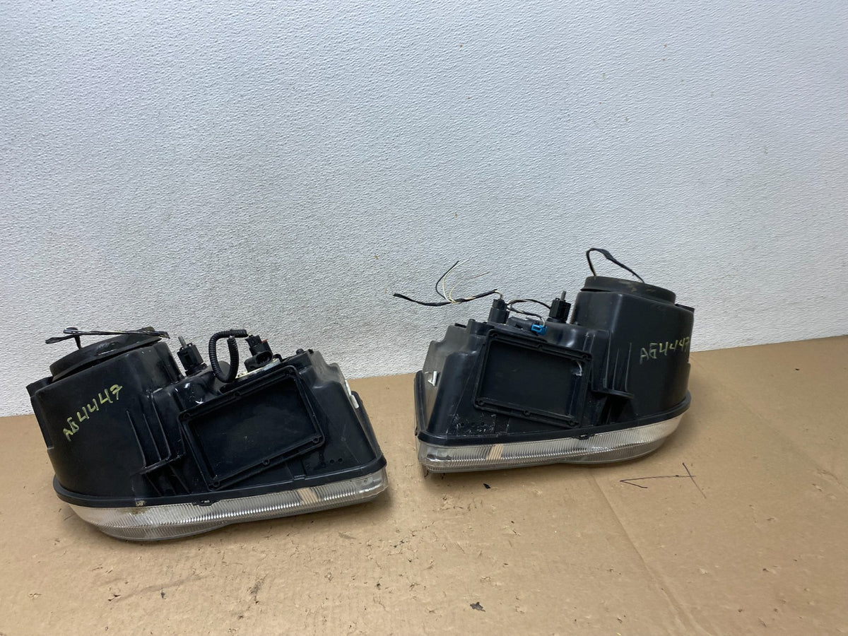 2005 to 2010 Chrysler 300C Left+Right Side Halogen Headlights AG4447 DW6