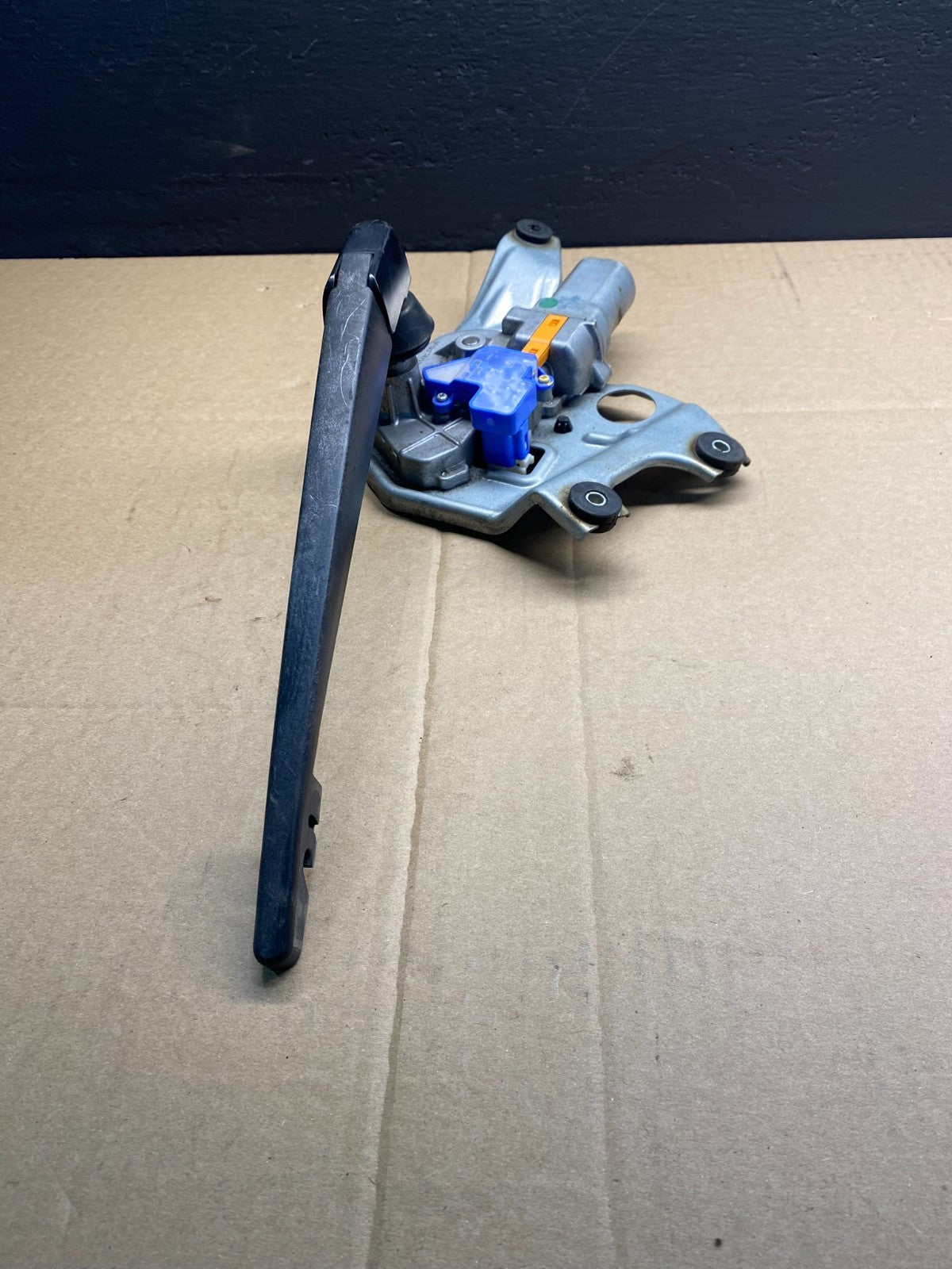 2010 to 2014 Subaru Legacy Outback Rear Wiper Motor AB41952