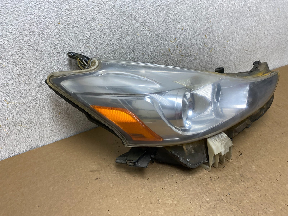 2015 - 2017 Toyota Prius V Right Passenger Side Halogen Headlight AI3553 DW2