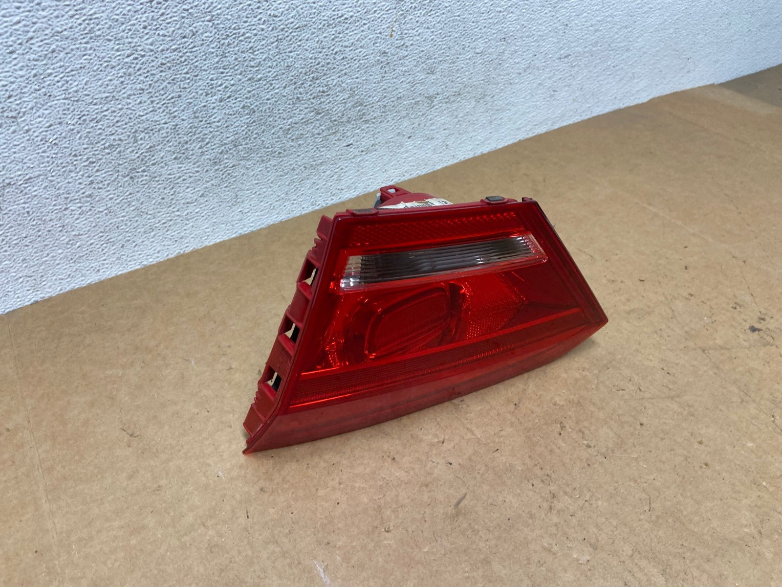 2012 to 2015 Volkswagen Passat Right Passenger Tail light inner AE3084 LK2