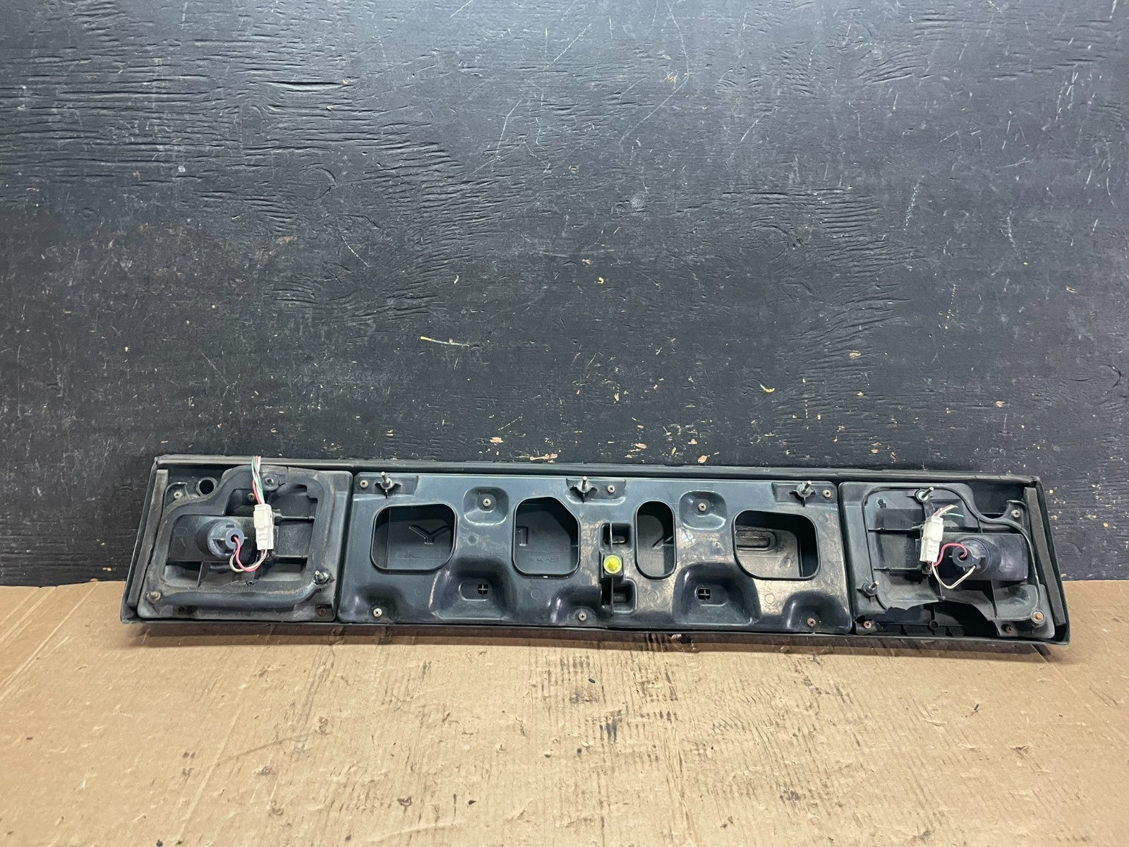1992 1993 1994 Toyota Camry Center Trunk Panel Rear Tail Light OEM Z5895 DG7