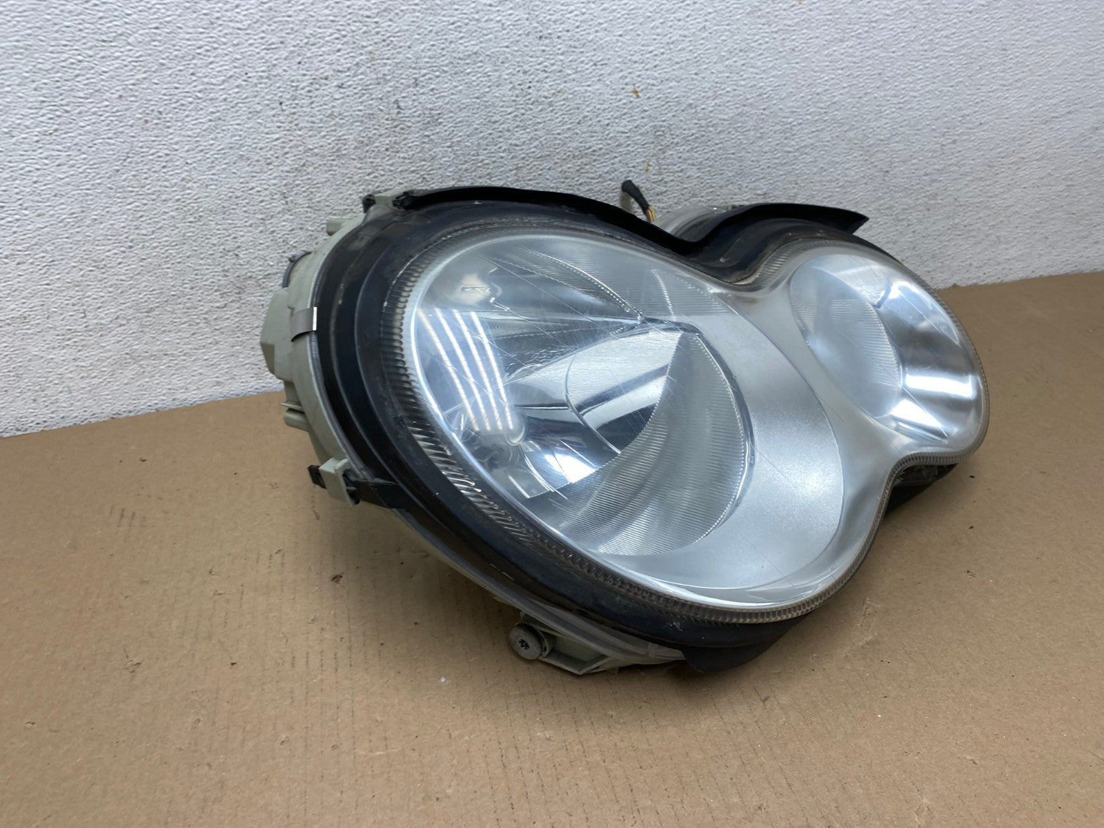 2005 to 2007 Mercedes-Benz C-Class Right Passenger Side Headlight AF3044 LK2