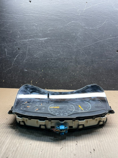 2002 GMC Yukon Speedometer Cluster Gauge Oem X0817 DG4