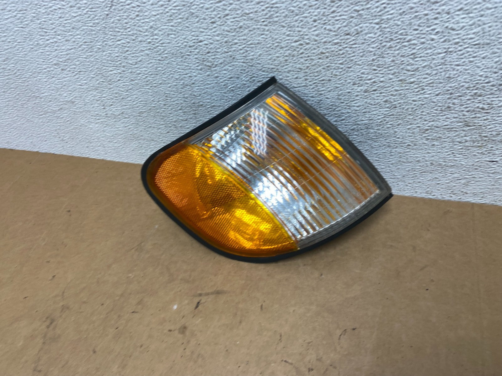 1998 to 2000 Kia Sportage Right Passenger RH Front Turn Signal AE3196 DW1