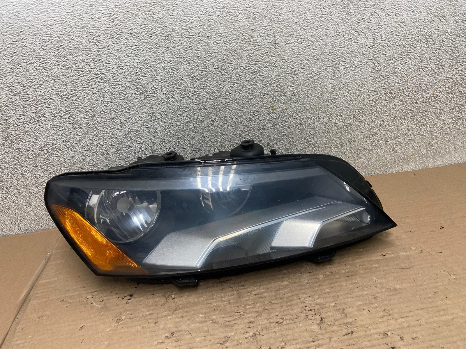 2012-2015 Volkswagen Passat Right Passenger RH Halogen Headlight OEM AA9507 DW0