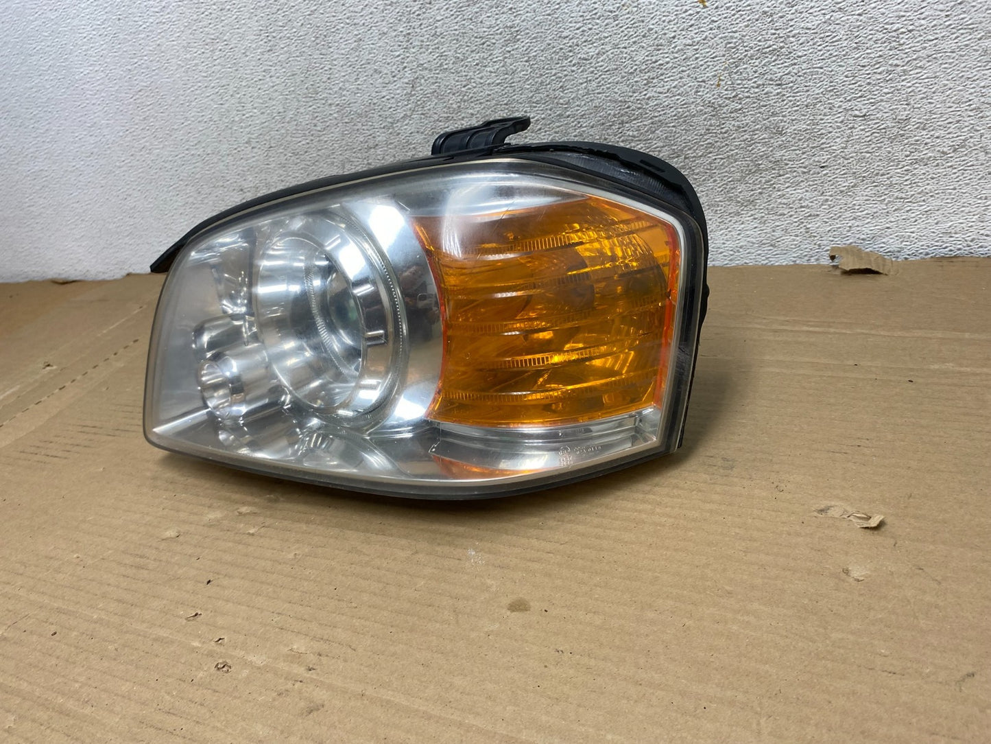 2003-2004 Kia Optima Left Driver LH Side Headlight Halogen AG8110 DW2