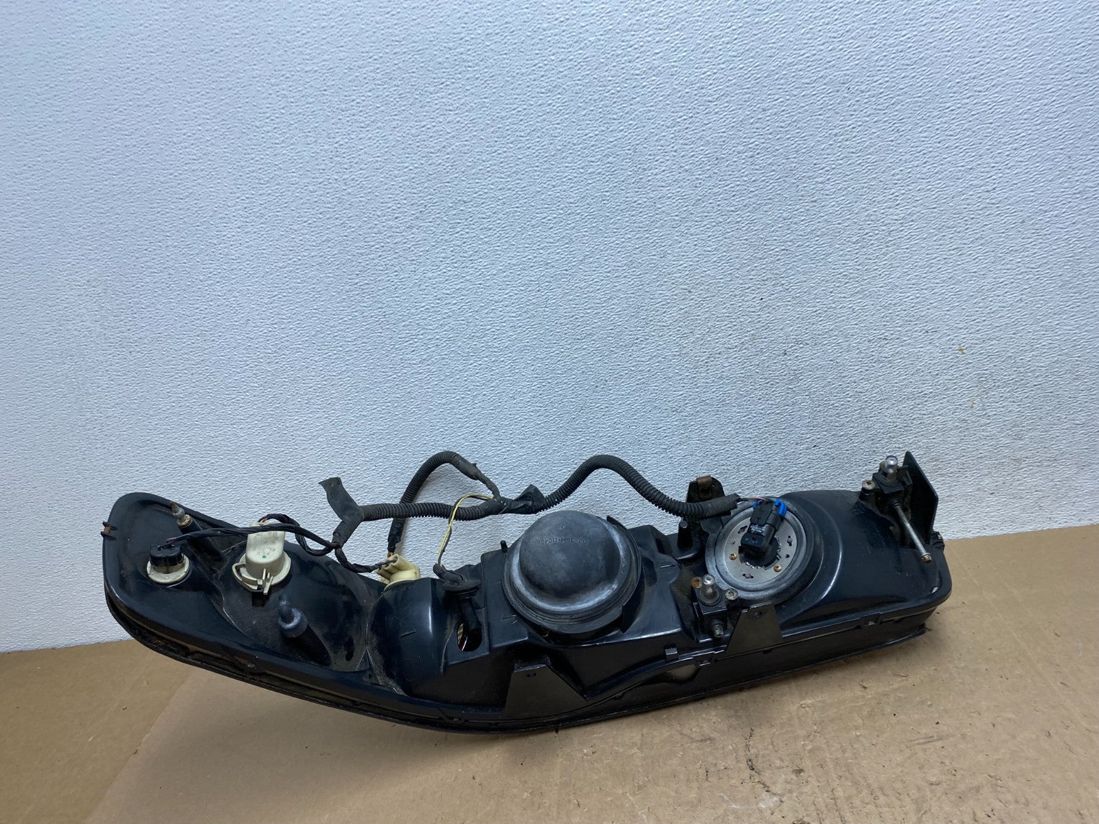 1998 to 2004 Cadillac Seville Right Passenger RH Side Headlight AE6510 DG5