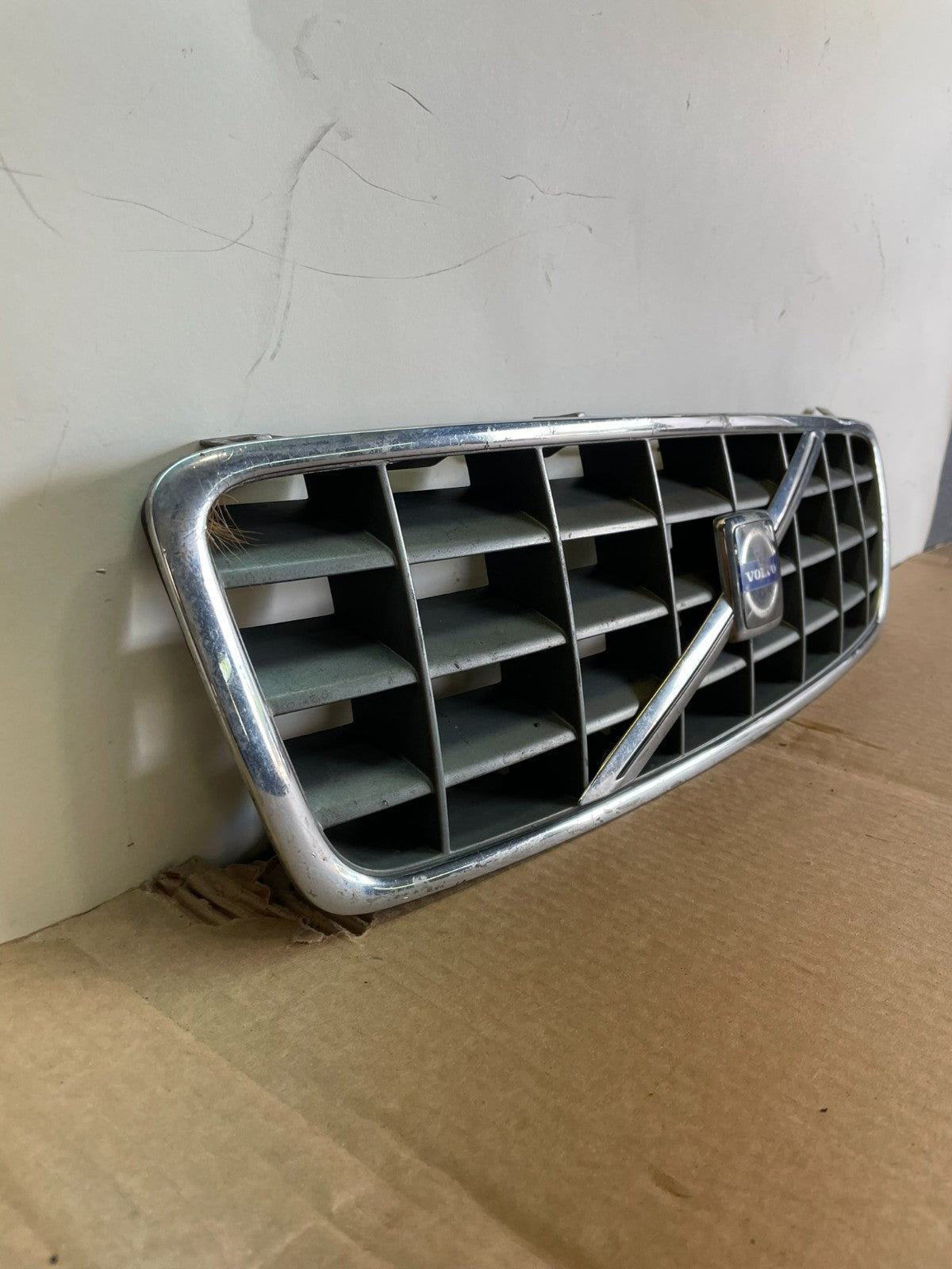 2001 to 2004 Volvo XC70 Front Upper Grill Grille AG3122 DG2