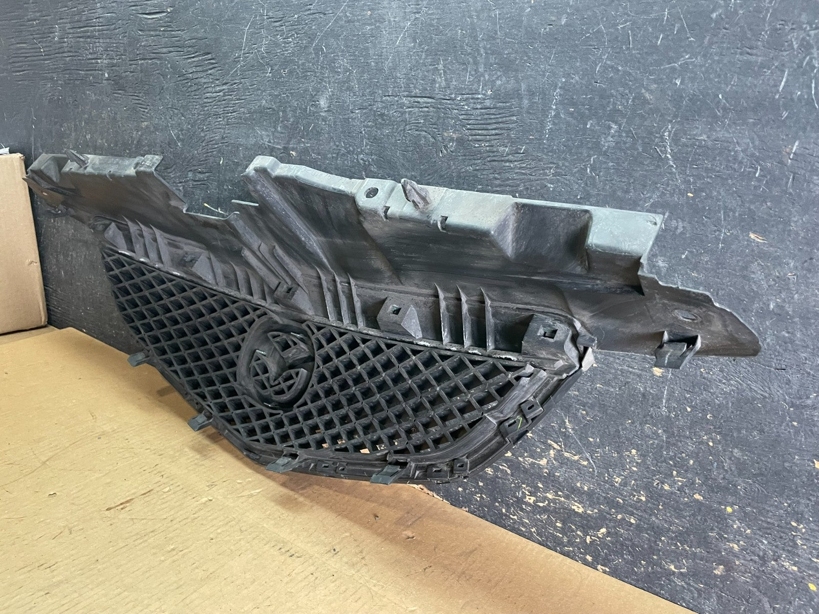2002 2003 Mazda MPV Front Upper Grille Grill Z8239 DG6