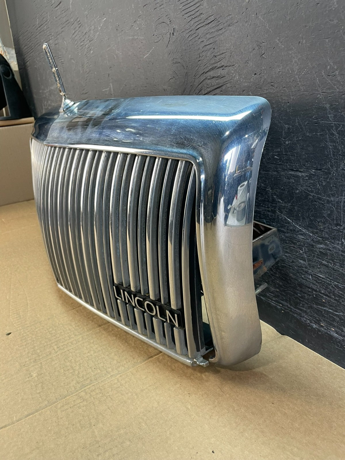 1995 to 1997 Lincoln Town Car Front Upper Grille Grill Chrome W/Emblem af5199 DG1