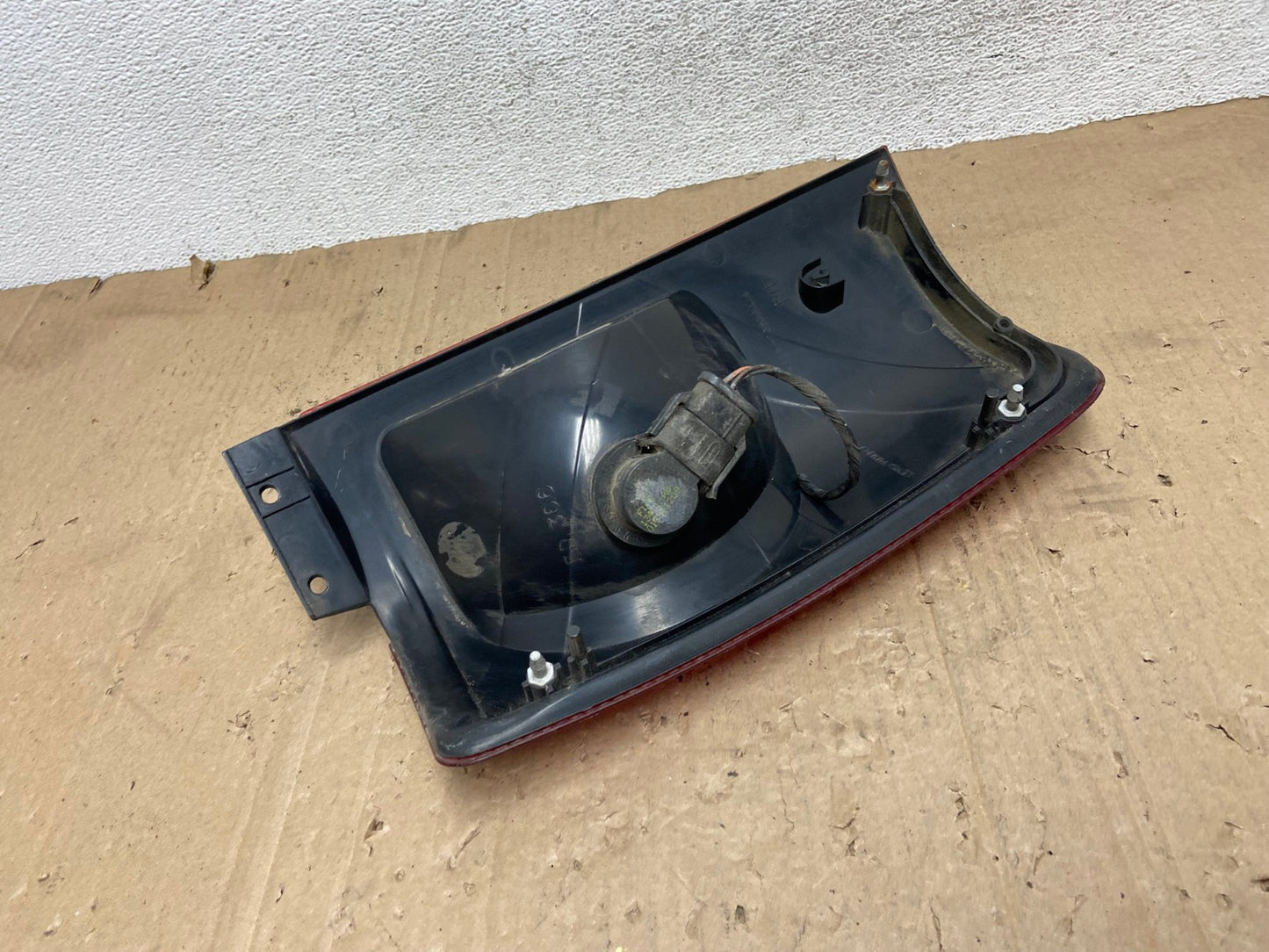 1998 to 2002 Lincoln Navigator Right Passenger RH Side Tail Light AE9347 LK5