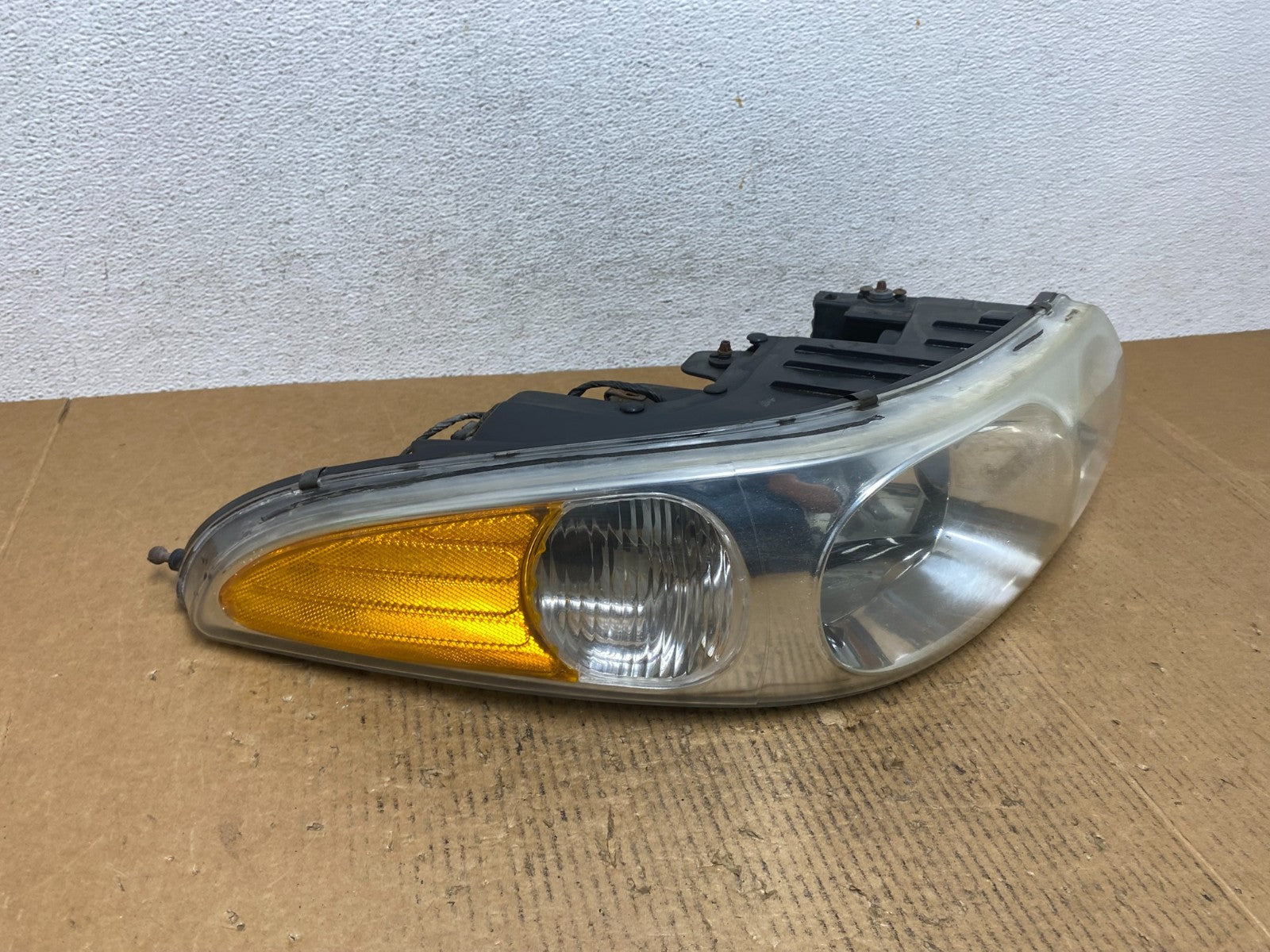 2000 to 2005 Buick Lesabre Headlight Right Passenger Side Halogen AE1414 DW2
