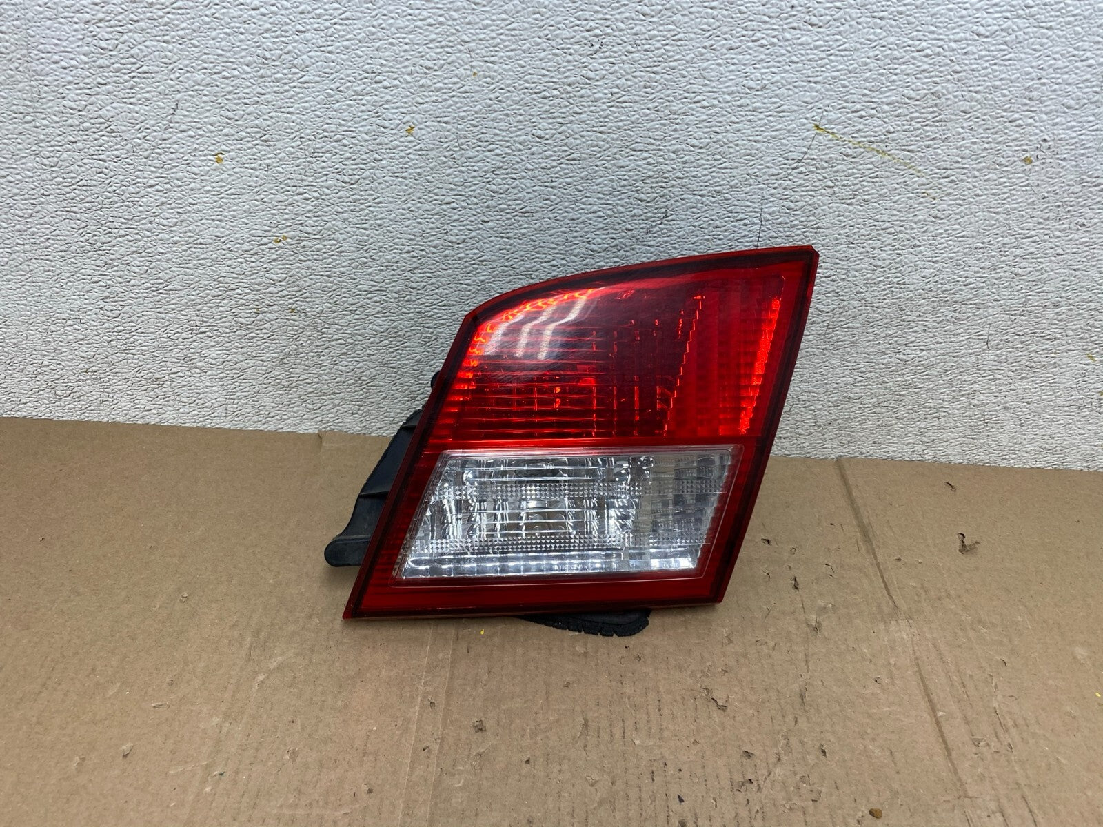 2002-2004 Infiniti i35 Inner Light Right Passenger Side Tail Light OEM L3259 DW0