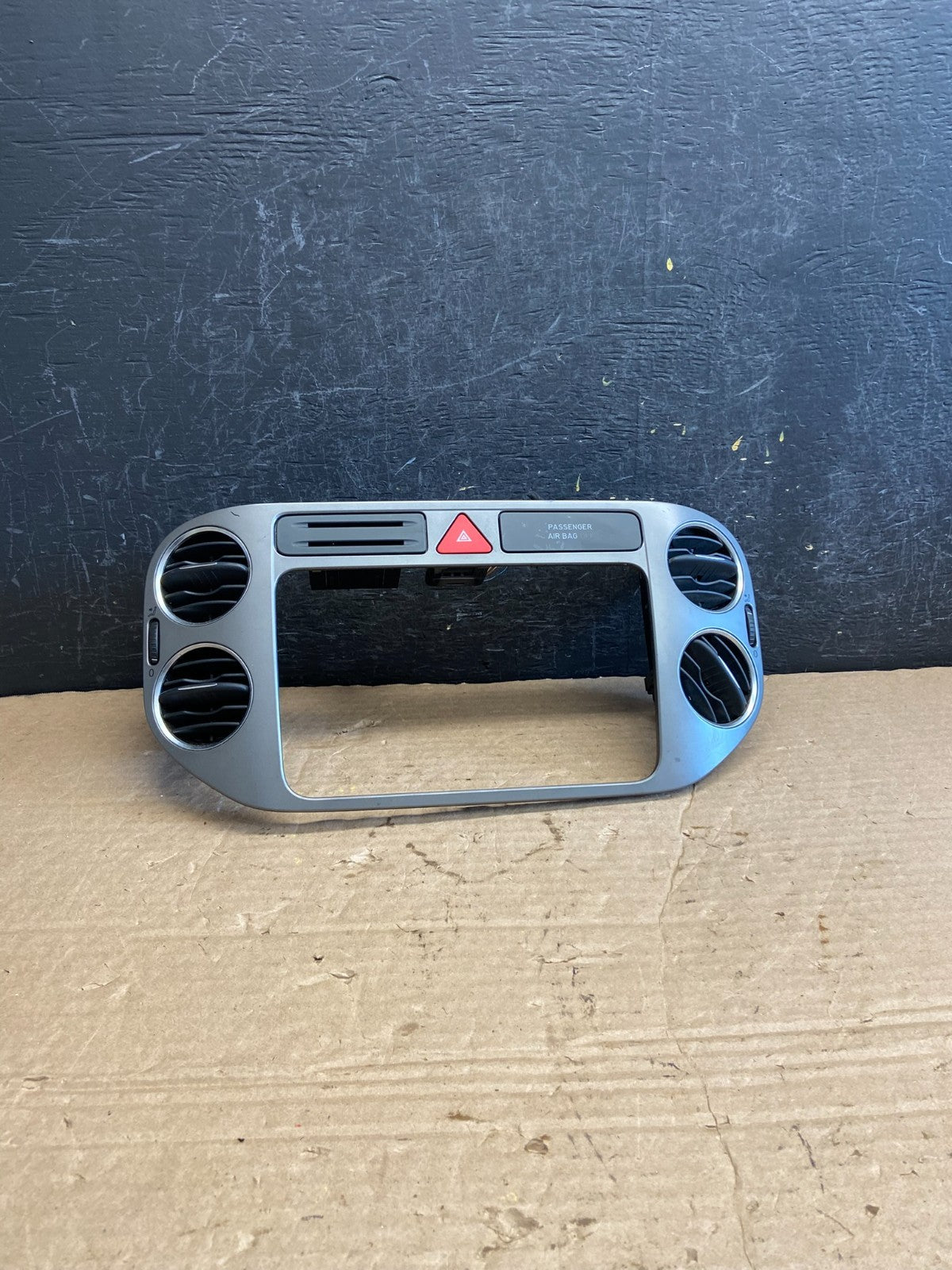 2009 2010 2011 Volkswagen Tiguan Center Dash Radio Bezel Trim AF2100 DW0